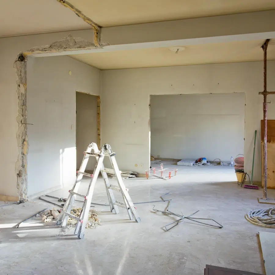Travaux de rénovation intérieure | Les Toitures De Louis Intérieur en rénovation avec échelle et outils