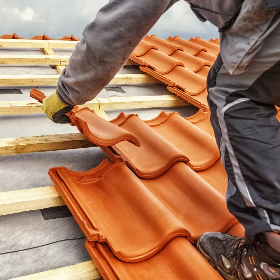 Pose de tuiles en terre cuite | Les Toitures De Louis Installation de tuiles en terre cuite sur un toit