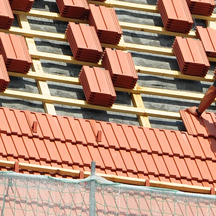Pose de tuiles sur charpente | Les Toitures De Louis Installation de tuiles sur un toit en construction